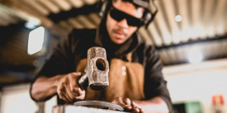 ‘Fabriquetas’ ajudam jovens a transformar sucata em arte.