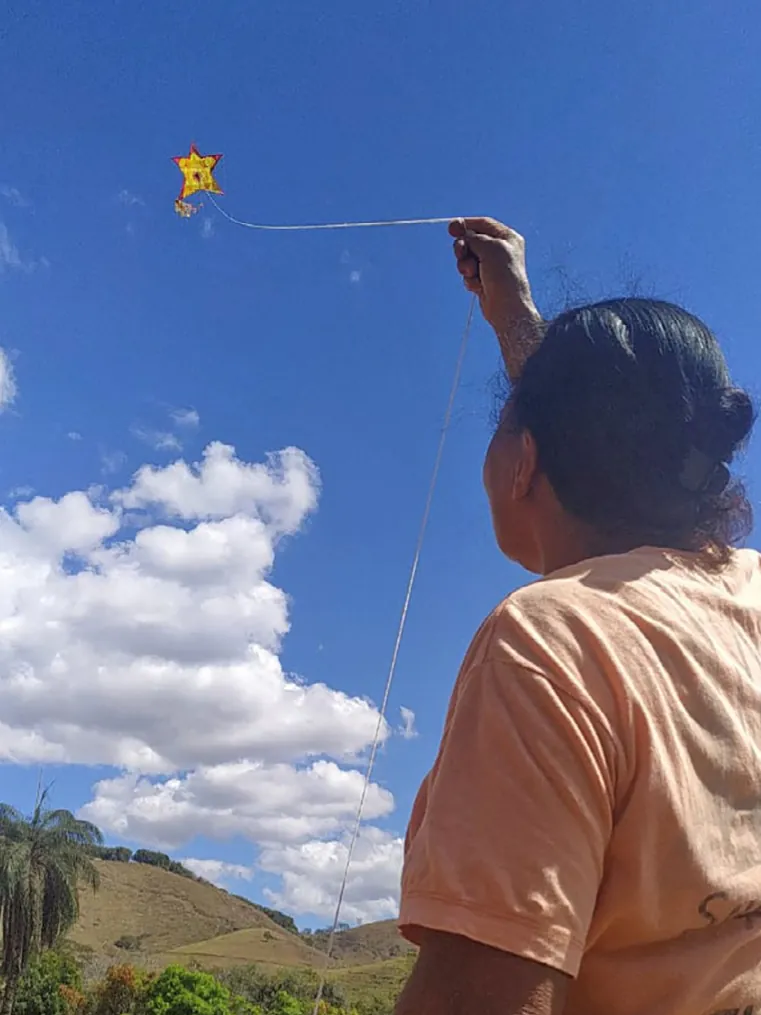 Pipas de diversas cores e tamanhos no céu de Barra Longa
